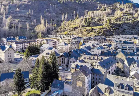  ?? El Periódico ?? Vista panorámica del Sallent de Gállego, próximo a la estación de esquí de Formigal, uno de los municipios más turísticos del Pirineo y de Aragón.