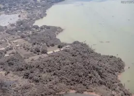  ?? REUTERS ?? volcánica
Una imagen aérea muestra un mar gris y la tierra cubierta de ceniza