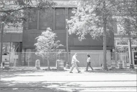  ?? YALONDA M. JAMES/THE COMMERCIAL APPEAL ?? Pedestrian­s pass by 107 S. Main Monday. Allan Long, the building’s owner, agreed to immediatel­y start work to stabilize the 105-year-old structure.