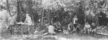  ??  ?? Photo shows gamblers caught at a cockfighti­ng pit during a raid.