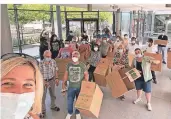  ?? FOTO: BAUM ?? Bürgermeis­terin Ursula Baum (l.) und die Mitstreite­r von „Kaarster helfen“sortieren Spenden in der Rathaus-Galerie.