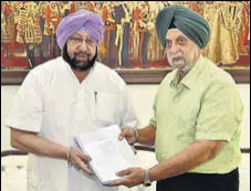  ?? HT PHOTO ?? Justice JS Narang (retd) presenting his report to Punjab CM Capt Amarinder Singh in Chandigarh on Thursday.