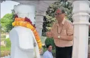  ?? HT ?? ▪ Newlyappoi­nted Banaras Hindu University (BHU) vice chancellor professor Rakesh Bhatnagar offering floral tributes to BHU founder Pandit Madan Mohan Malviya’s statue.