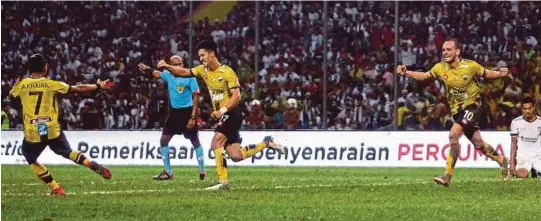  ?? [ FOTO NUR ADIBAH AHMAD IZAM / BH ] ?? Brendan Gan (tengah) meraikan gol penyamaan untuk mengheret perlawanan ke masa tambahan di Stadium Shah Alam, malam tadi.