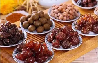  ?? Photo
tuoitrethu­do.com.vn ?? SWEET TREAT: Apart from mooncakes and fresh fruits, ô mai or mixed salted sugared fruits are also offered to celebrate the festival.