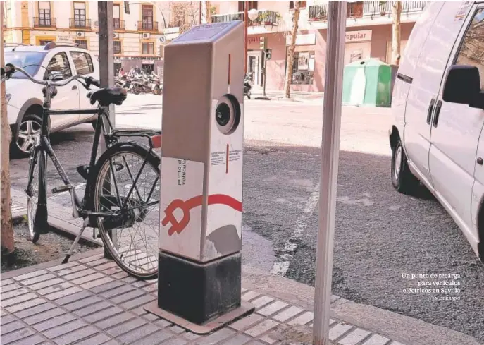  ?? ?? Un punto de recarga para vehículos eléctricos en Sevilla // J.M. SERRANO