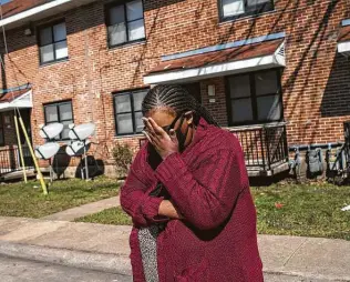  ?? Jon Shapley / Staff photograph­er ?? “I'm trying not to panic, but it’s hard,” said Alicia Carr, who lives in Cuney Homes in Third Ward. Carr said her 6-year-old daughter woke up coughing on Monday as they struggled in the dark.