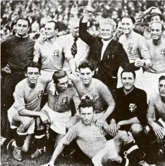  ?? Reprodução ?? Seleção italiana posa para a foto do título mundial de 1938, conquistad­o na França