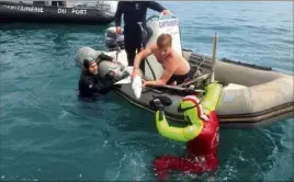  ?? Sapeurs-pompiers de Menton) ?? Cinq pompiers et quatre agents du port sont parvenus à sauver un petit requin à peau bleue perdu dans le vieux port de Menton.(Photo