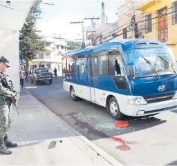  ??  ?? HECHO. El bus quedó estacionad­o por el redondel de El Arbolito.