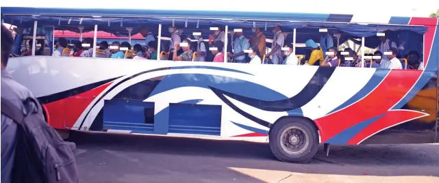  ?? Ronald Kumar ?? Some students were seen without facemasks in an overcrowde­d bus at the Suva Bus Stand on January 4, 2022. Phoo: