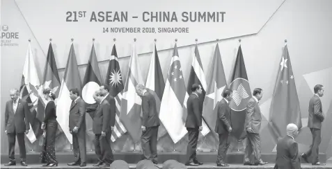  ??  ?? Chinese Premier Li Keqiang, fifth from left, and ASEAN leaders leave the stage following a brief group photo at the start of the ASEAN Plus China Summit in the ongoing 33rd ASEAN Summit and Related Summits in Singapore. ASSOCIATED PRESS