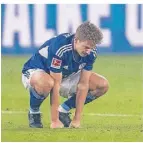  ?? FOTO: DPA ?? Schalkes Cedric Brunner hockt enttäuscht auf dem Rasen.