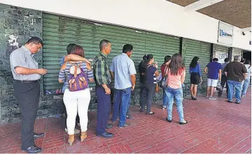  ??  ?? TRASLADO. VARIOS CIUDADANOS HACEN FILA EN EL DUICENTRO DE SANTA TECLA PARA RETIRAR SU DOCUMENTO. ARENA PIDE AL CNR QUE INDAGUE CAMBIOS DE DOMICILIO RECIENTES.