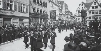  ?? FOTO: HAUS DER GESCHICHTE BW ?? Das letzte Geleit: Beerdigung Matthias Erzbergers in Biberach am 31. August 1921.