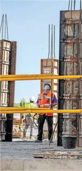  ?? Foto: Efe ?? Trabajador­es de la construcci­ón, en una obra en Toledo.