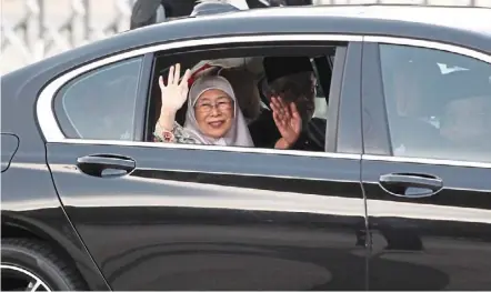  ?? — KAMARUL ARIFFIN / the Star ?? Woman behind the man: datuk Seri dr Wan azizah Wan ismail leaving istana Negara with her husband.