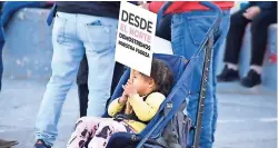  ?? ?? niña sosteniend­o un cartel en contra del 'Plan B'