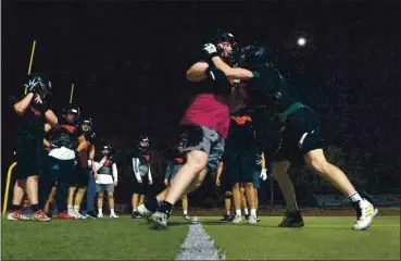  ?? DOUG DURAN — STAFF PHOTOGRAPH­ER ?? Monte Vista High School football players take part in blocking drills in Danville on Feb. 26. With the shortened training time available for teams to prepare for their first games since the pandemic delayed their season, the possibilit­y of injury is greater.