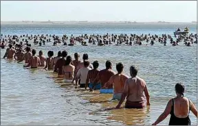  ??  ?? Sur le lac Epecuen, ils étaient près de 2 000 pour battre un record du monde.