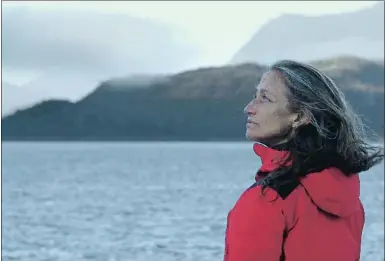  ?? O. ?? Céline Costeau es la primera mujer al frente de una serie de documental­es sobre exploracio­nes