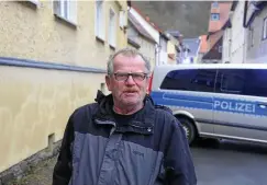  ?? FOTO: PETER CISSEK ?? Joachim Kober erzählt über den mutmaßlich­en Täter von Ziegenrück, der seit einem Jahr in seiner Nachbarsch­aft wohnt.