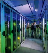  ??  ?? Hochsicher­heitsberei­ch: Techniker kontrollie­ren Server im Karlsruher 1&1-Rechenzent­rum.