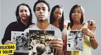  ??  ?? En la foto a la izquierda, Ángelo Cruz camina junto a su hermana Noemí, su madre Gloria, su hermana Sachine, y el esposo de su madre, Kim Sharoc, saliendo de un juego de fogueo del Equipo Nacional. Arriba, la exesposa de Ángelo, Annie Torres, y sus hijos Alvin, Anaiss y Angeliz posan con fotos del jugador en el 2009 al revelar al mundo la desaparici­ón del recordado canastero.