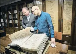 ?? ANA JIMÉNEZ ?? Josep M. Turull y Pere Lluís Biosca revisan un manuscrito del siglo XV