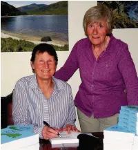  ??  ?? ●» Linda Brackenbur­y, left, signing copies of her book with Gwen Sproston