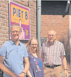  ?? RP-FOTO: BUSCHKAMP ?? Josef Kipp von der Pfarre St. Peter ist ebenso stolz wie Leiterin Eva Cappel und Karl-Heinz Erkens (r.), Vorstand des Kirchengem­eindeverba­nds Nettetal, auf den neu hergericht­eten Jugendtref­f in Hinsbeck.