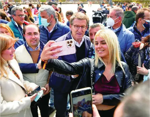  ?? ALBERTO R.ROLDÁN ?? El presidente del PP, Alberto Núñez Feijóo, junto a militantes del partido este fin de semana en Sevilla