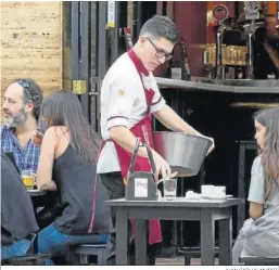  ?? JUAN CARLOS MUÑOZ. ?? Trabajador de la hostelería en Sevilla.