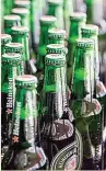  ?? ?? Imagen de botellas de cerveza Heineken.