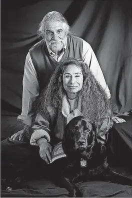  ?? SANDY SIEGEL] [COURTESY OF ?? The late Pauline Siegel and her husband, Sandy, co-founded the Transverse Myelitis Associatio­n to offer support to those afflicted with the rare autoimmune disorder and their families. Her service dog, Kazu, mastered more than 50 commands to help her...