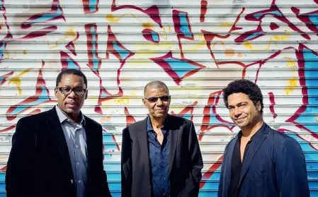  ??  ?? Insieme A sinistra il trio composto da Jack DeJohnette (batteria, pianoforte); Ravi Coltrane (sassofono); Matthew Garrison (basso elettrico) Sotto, la bacchetta Marco Angius