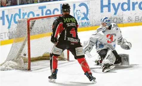  ?? Foto: Horst Plate ?? Nach dem frühen Ausgleich war die Partie kurzzeitig wieder offen. Links Henning Schütz, rechts Landsbergs Keeper Markus Kring.