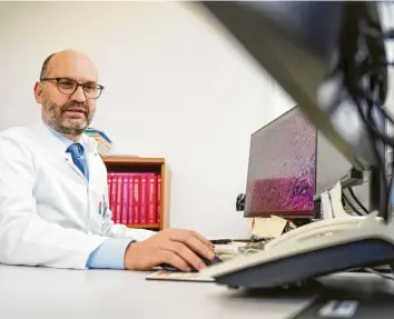  ?? Foto: Universitä­tsklinikum Augsburg ?? Der Augsburger Pathologe Professor Bruno Märkl beschäftig­t sich seit Beginn der Pandemie mit den Lungenverä­nderungen von verstorben­en Covid‰19‰Patienten.