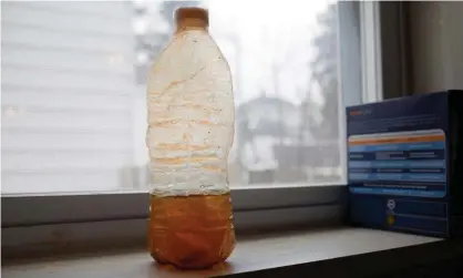  ?? Photograph: Garrett MacLean/The Guardian ?? A sample of tap water taken in Flint, Michigan.