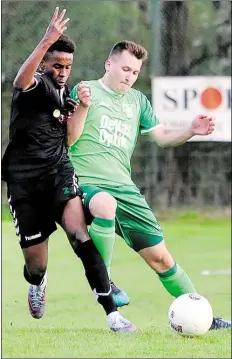  ?? BILD: PIET MEYER ?? Aus dem Weg: EversJens SJephan Schönberg (grünes TrikoJ) drängJ VfL-II-Spieler Cherif Sanni ab.