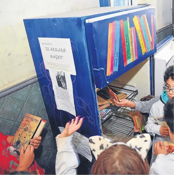  ?? (SERGIO CEJAS) ?? Libres de la lluvia. Los alumnos de la escuela Gabriela Mistral, de barrio Juniors, impulsaron una biblioteca barrial en heladeras. Hay una frente al hospital Neuropsiqu­iátrico. La intención es fomentar la lectura y hacer que los libros sean accesibles...