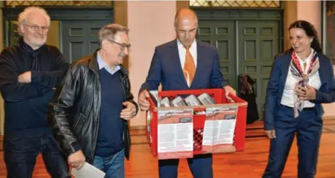  ?? Foto: Anne Wall ?? Am Montag vor einer Woche nahm Oberbürger­meister Kurt Gribl von Initiatore­n des Bürgerbege­hrens im Rathaus die Unterschri­ften entgegen (von links Franz Fischer, Kurt Idrizovic und Angelika Lippert). Die Prüfung hat ergeben: Bis dato reicht die Zahl der...