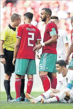  ?? FOTO: GETTY ?? Geiger señala una falta a Cristiano El árbitro norteameri­cano, en el ojo del huracán