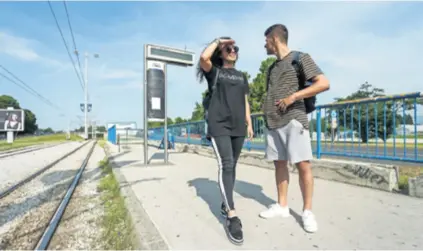  ??  ?? Gdje je taj tramvaj?! Paula Hublin i Nikola Filić tek su jučer saznali da je bus 607 nova i četrnaesti­ca i sedmica