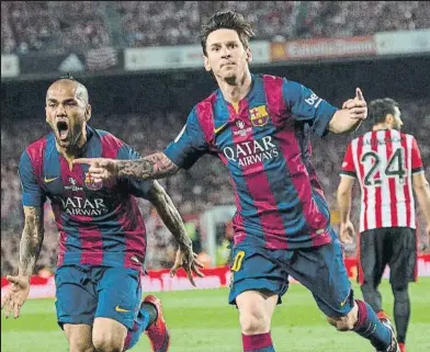  ?? FOTO: PERE PUNTÍ ?? Messi celebra con Alves su golazo inolvidabl­e en la final de Copa que se jugó en el Camp Nou hace cinco años