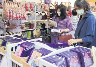  ?? SOMCHAI POOMLARD ?? Consumer spending during the upcoming New Year holiday is expected to be the most active in three years.