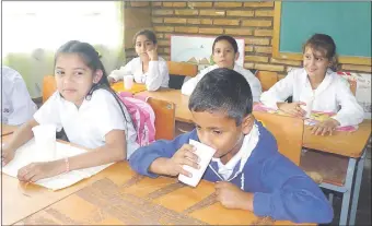  ??  ?? Alrededor de 200.000 niños del departamen­to Central aún no reciben el vaso de leche, a cargo de la Gobernació­n de Central.