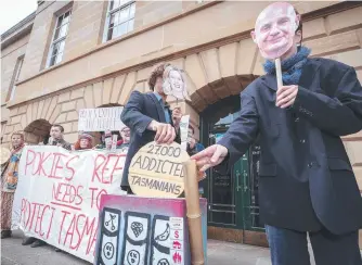  ?? Pictures: Chris Kidd ?? Pokies protest at Parliament House and Robert Kreshl (inset).