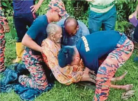  ??  ?? ANGGOTA bomba mengangkat Omar yang ditemui dalam longkang di Jalan Bukit, Kampung Butut, Kuala Berang.