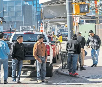  ?? AFP ?? Espera. Un grupo de personas frente a una obra en construcci­ón en Nueva York en busca de un trabajo.